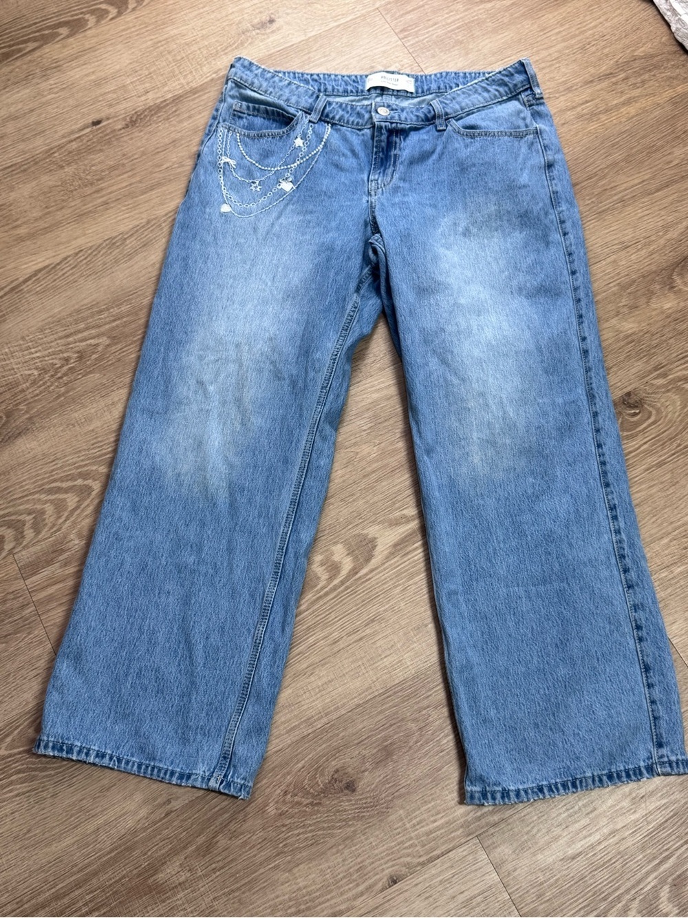 Hollister Low-Rise Baggy Jeans W32 14R Regular Light Wash Chain Charm Detail Y2K - Picture 2 of 11
